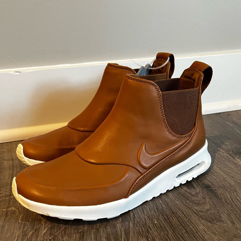 Nike Air Max Thea Mid Boot in Ale Brown Size 7.